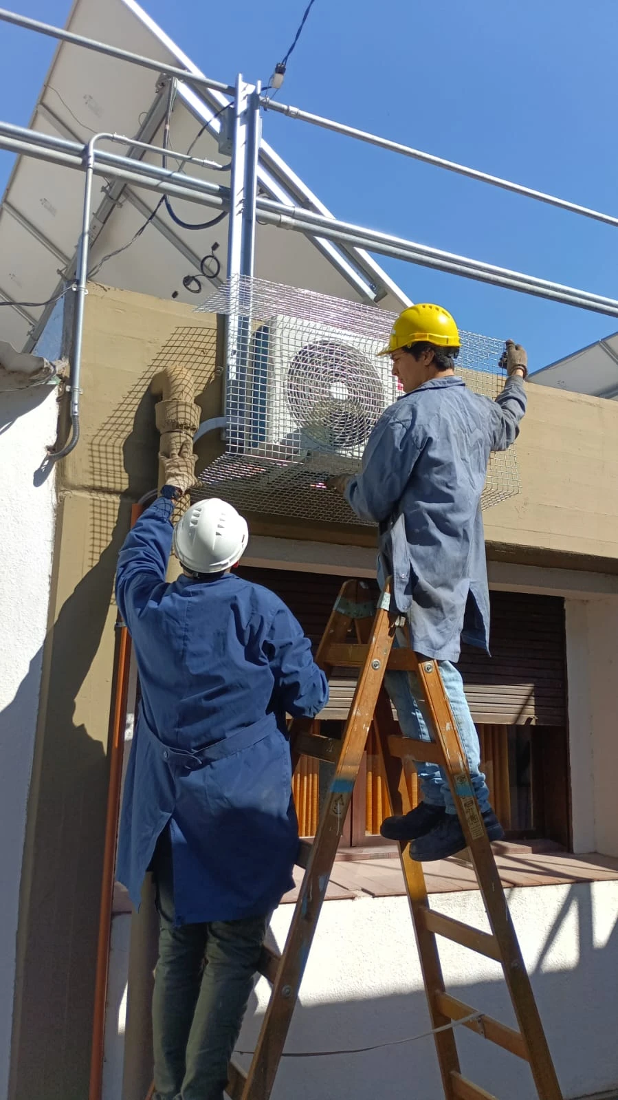 Integrantes del IPSEP realizando tareas de mantenimiento en el laboratorio