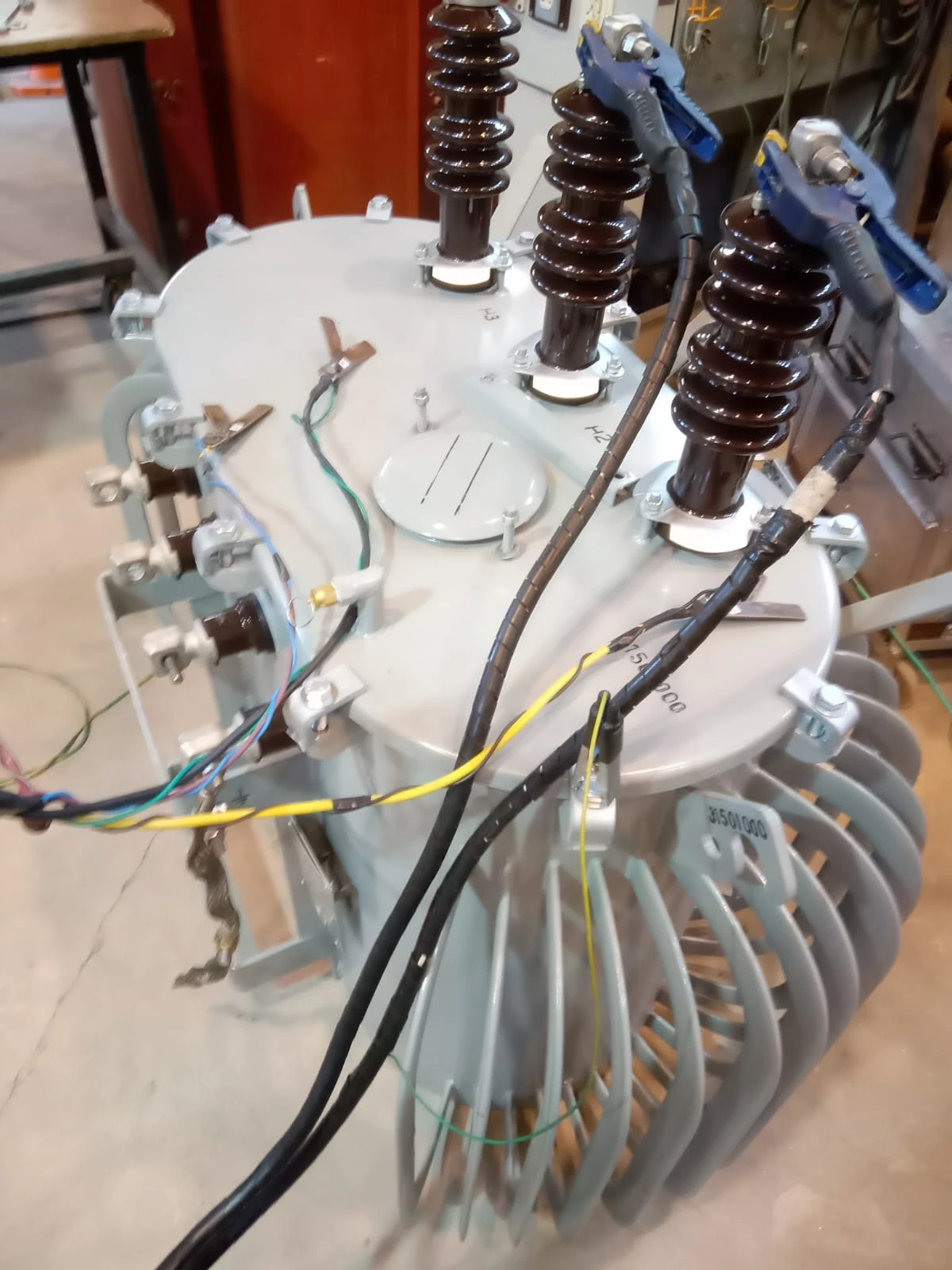 Transformador eléctrico de distribución preparado para ensayo