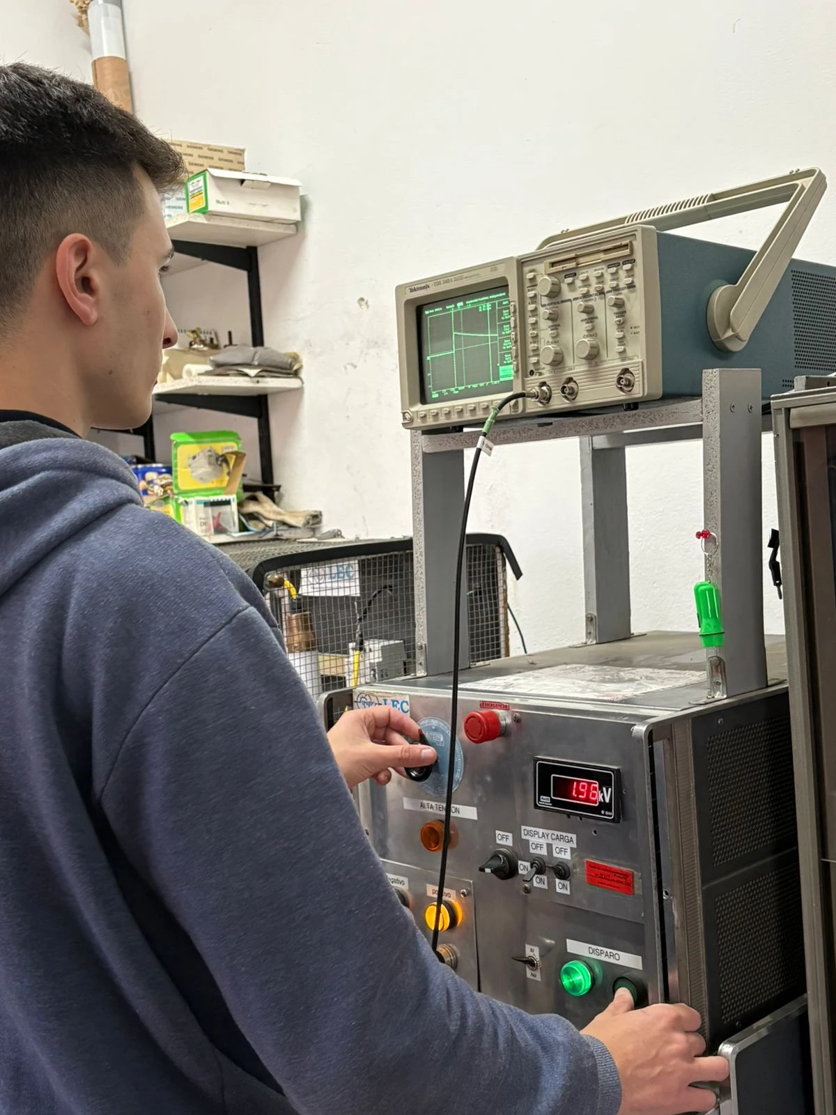 Marcos Cabral realizando ensayos en el área de compatibilidad electromagnética del IPSEP