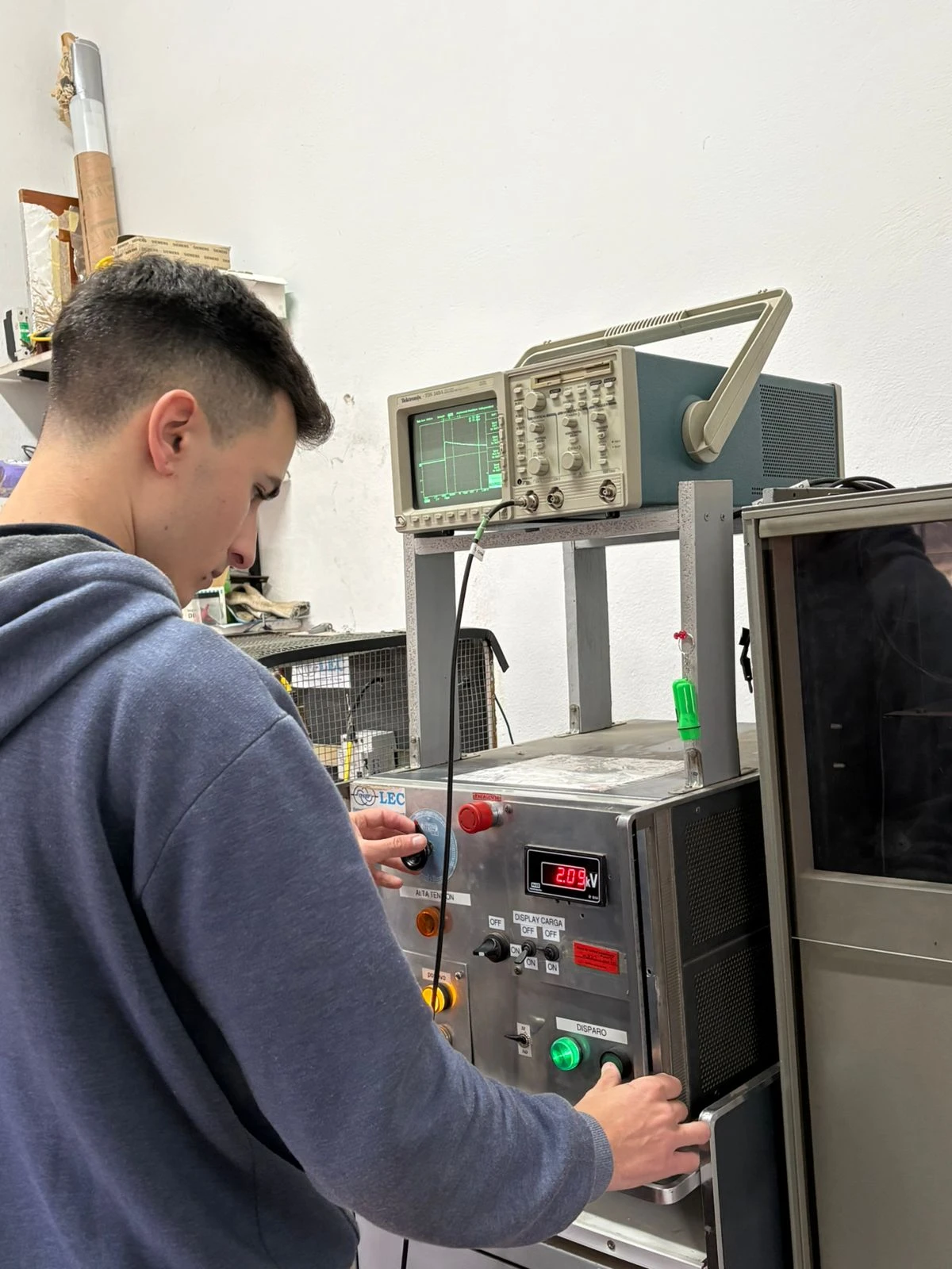 Marcos Cabral realizando ensayos en el área de compatibilidad electromagnética del IPSEP