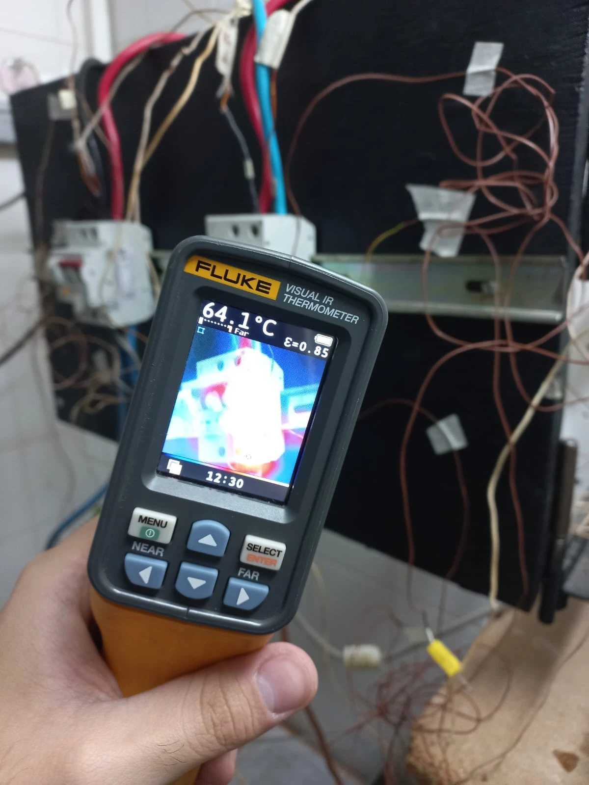 Medición de temperatura con cámara termográfica durante un ensayo en el IPSEP