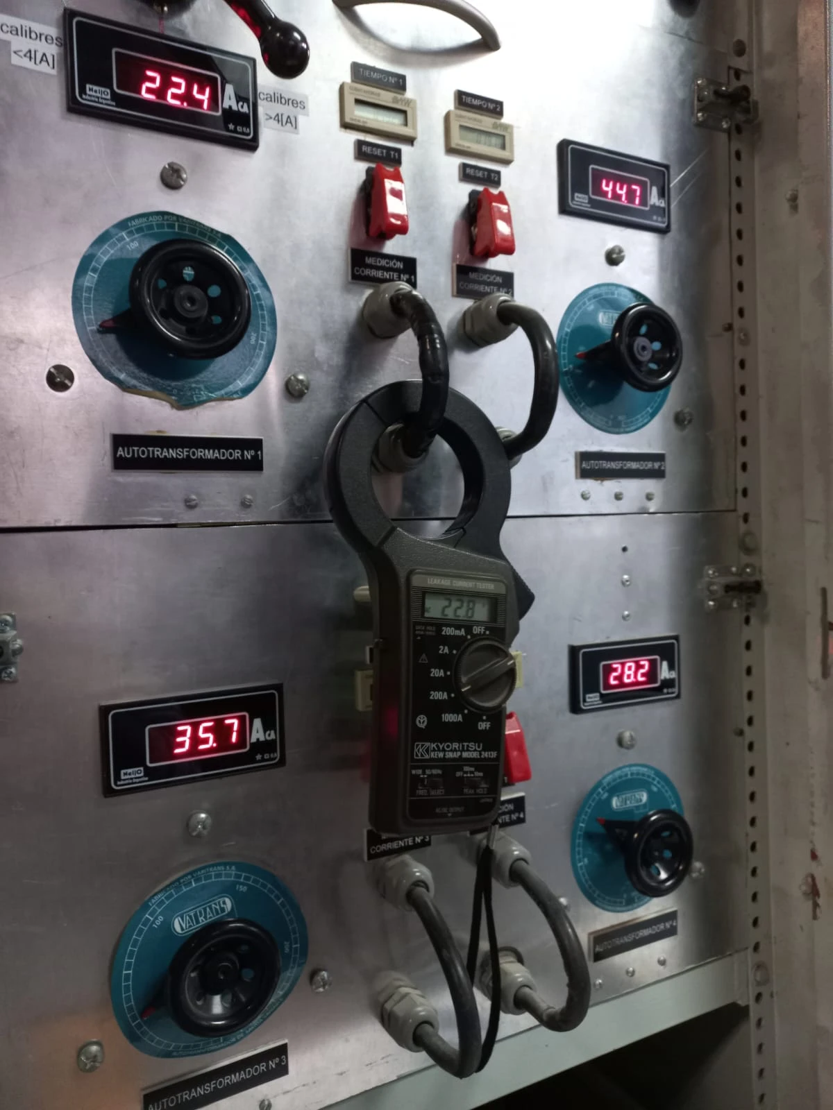 Mediciones de corriente en el banco de autotransformadores del laboratorio del IPSEP