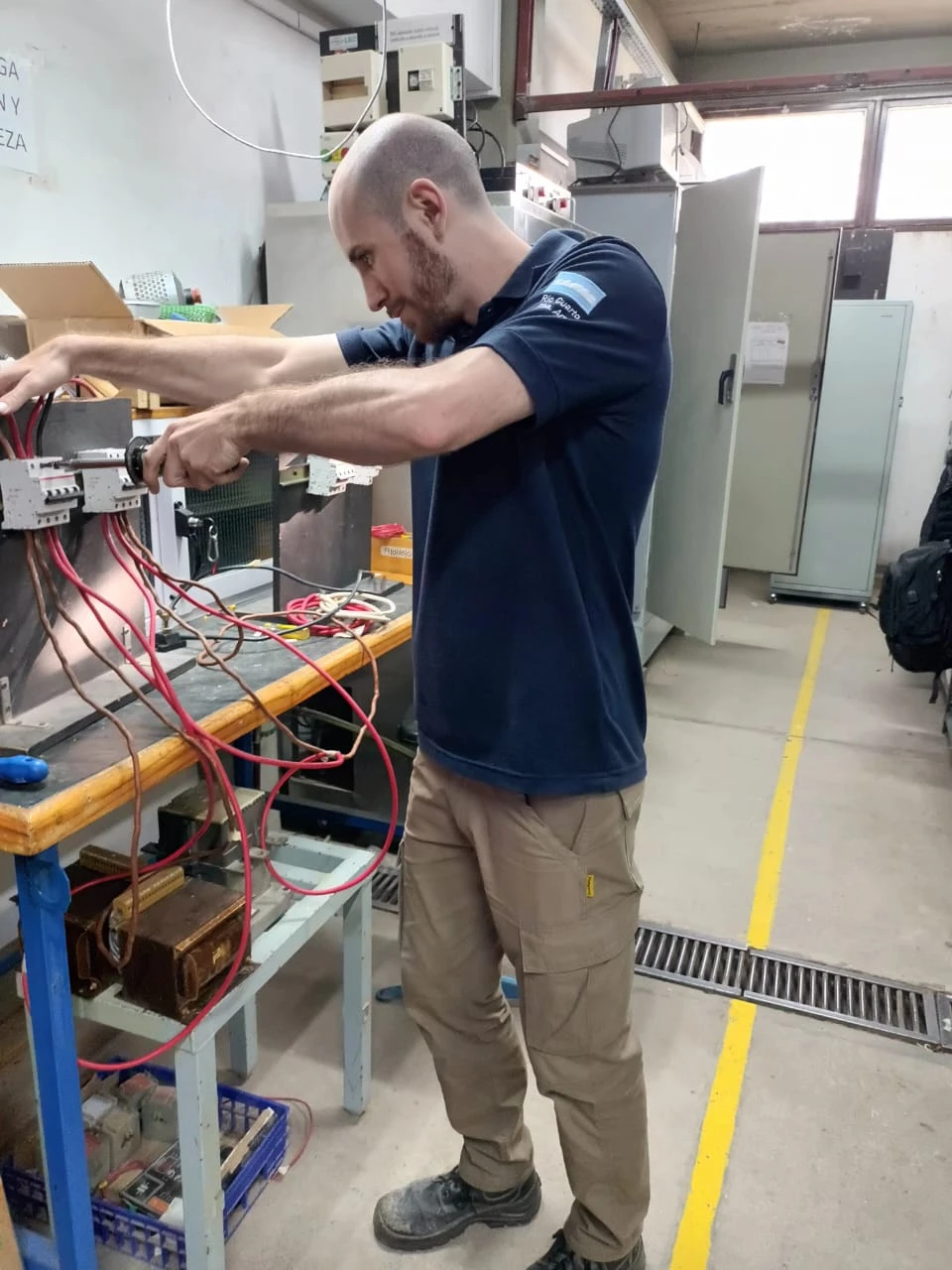 Leonel Ribero trabajando sobre un tablero de ensayos en el laboratorio del IPSEP